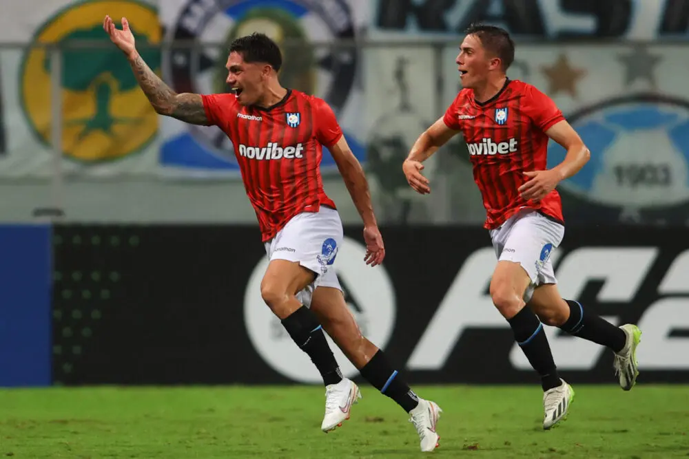 Huachipato sorprende al vencer a Gremio en Brasil y lidera su grupo en la Libertadores