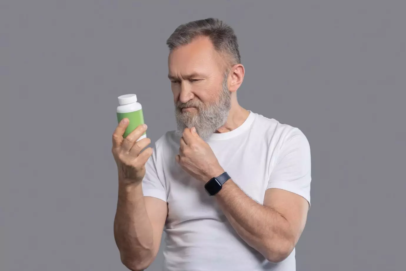 Experto en salud revela las vitaminas esenciales para adultos mayores de 50 años