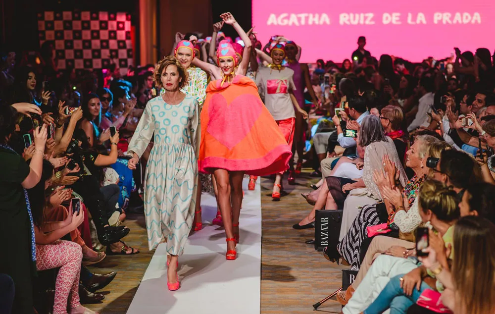 Agatha Ruiz de la Prada participa en iniciativa de moda sustentable en el vertedero de ropa de Iquique
