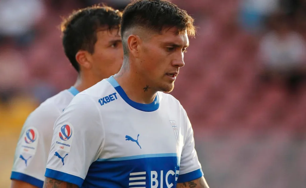 Nicolás Castillo, jugador de Universidad Católica, pagará $15.000 tras la suspensión de la causa por agresión al DT de La U
