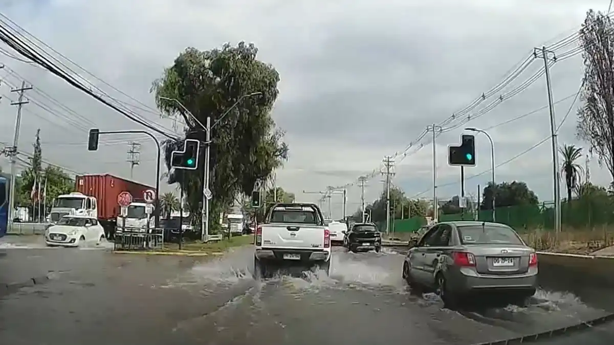 Desbordamiento del Canal El Tagle en Maipú: Basura Proveniente de Campamento