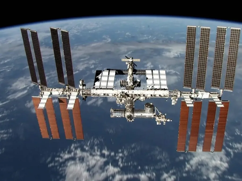 Alarma en la Estación Espacial Internacional: Bacteria Resistente a Todos los Medicamentos Descubierta en el Espacio