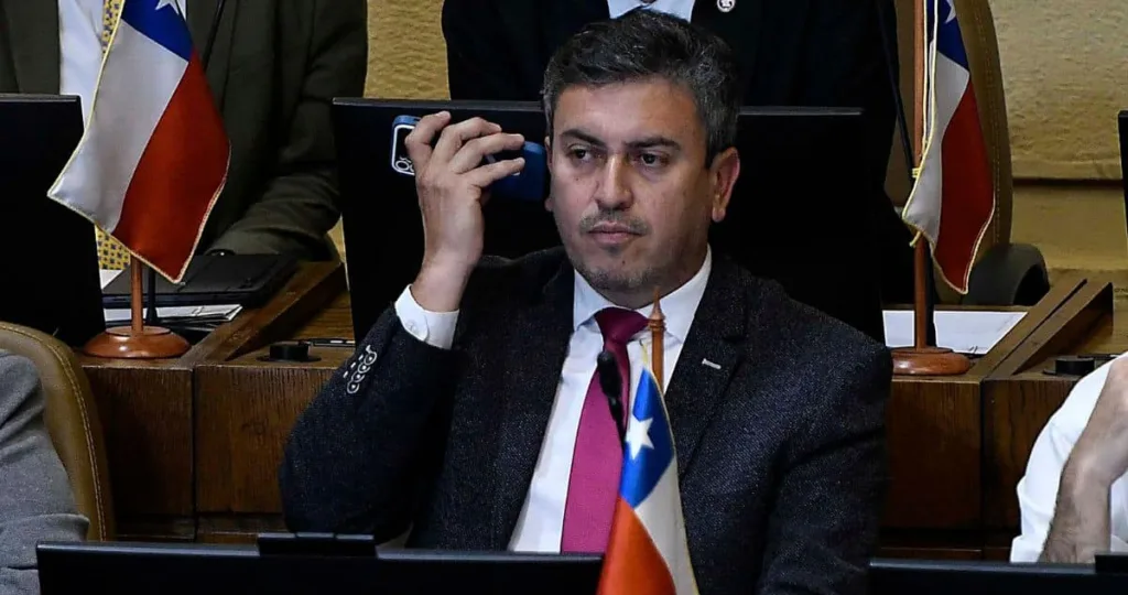Diputado Ojeda entrega celular dañado en investigación; abogado atribuye daños a su hijo de 3 años