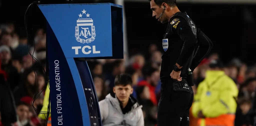 FIFA Prueba un VAR Económico y con Injerencia de los Directores Técnicos