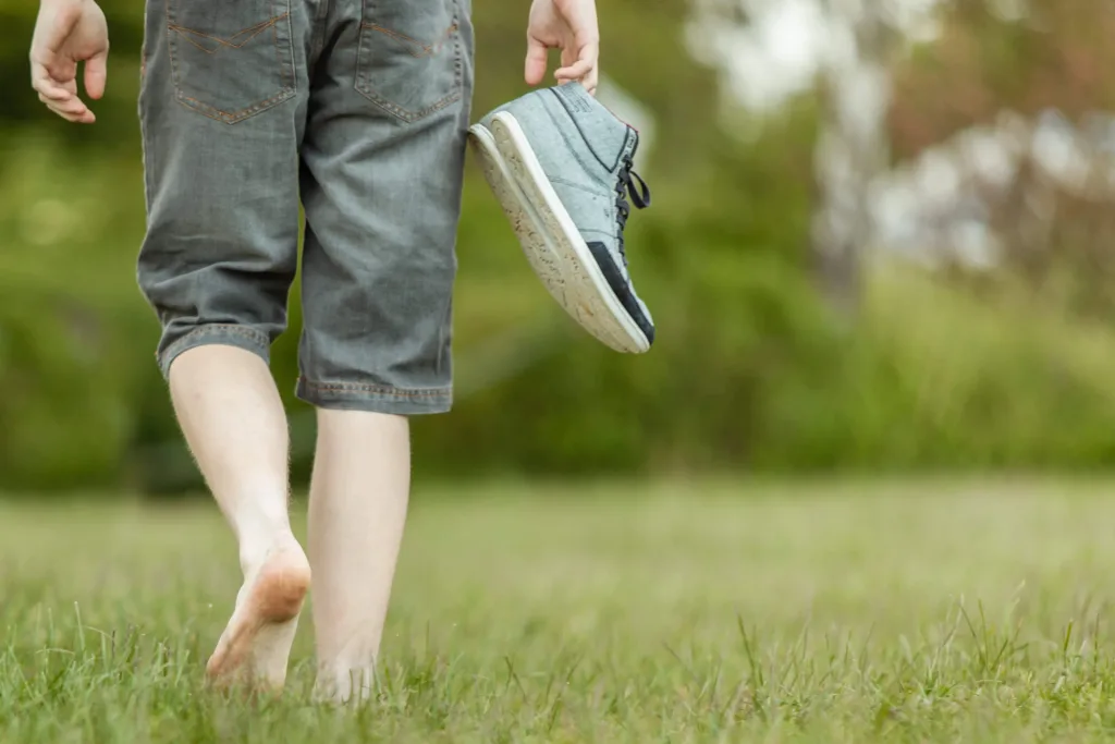 Explorando los Beneficios de Caminar Descalzos o con Calzado Minimalista