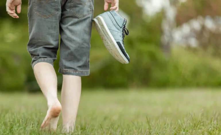 Explorando los Beneficios de Caminar Descalzos o con Calzado Minimalista