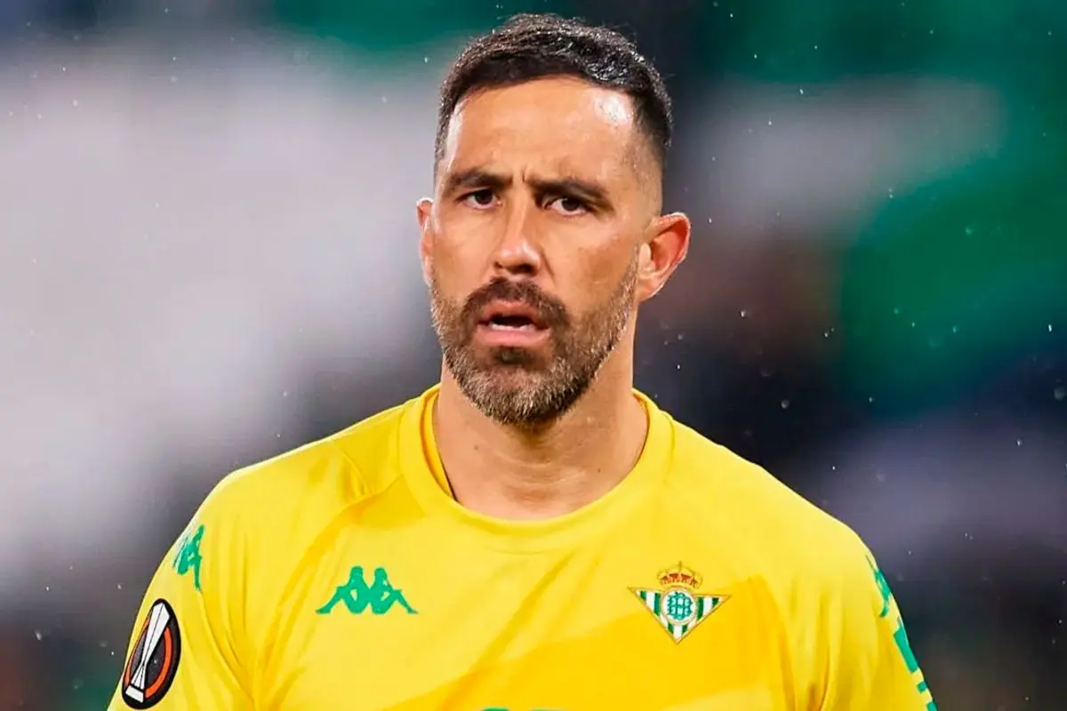 Claudio Bravo anuncia su salida del Betis y escucha ofertas para el futuro