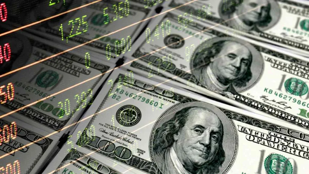 Tendencia a la baja: El dólar abre por debajo de los $900 y se mantiene estable