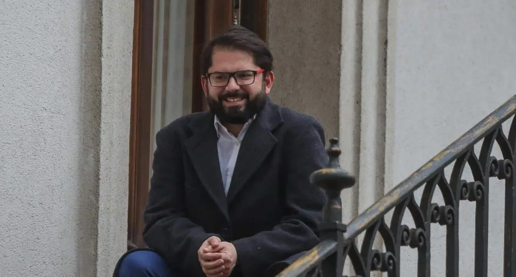 Declive en la Popularidad: Boric Experimenta su Mayor Caída desde la Presidencia
