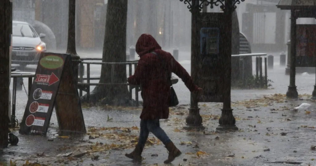 Pronostican cinco días de lluvia en Santiago: La predicción de un prestigioso centro meteorológico noruego