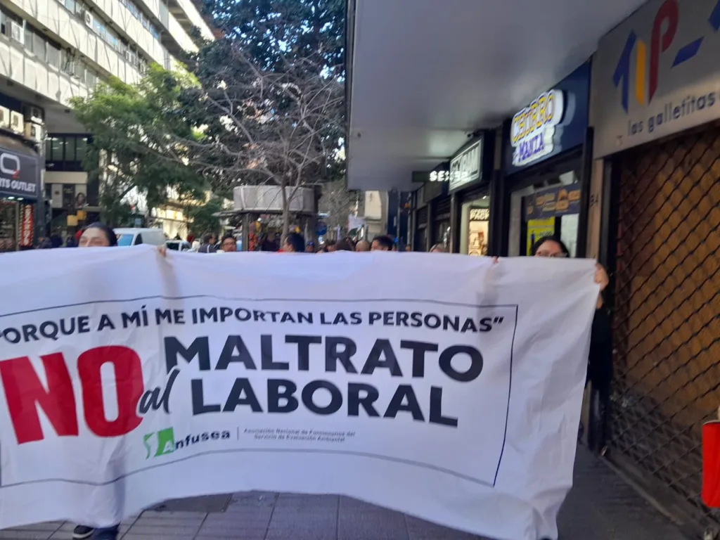 Trabajadores del Servicio de Evaluación Ambiental Realizan Marcha de Protesta en Santiago