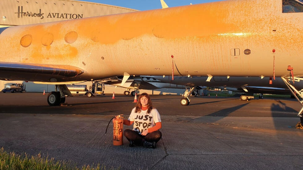 Activistas ecologistas vandalizan jets privados en el aeropuerto de Stansted