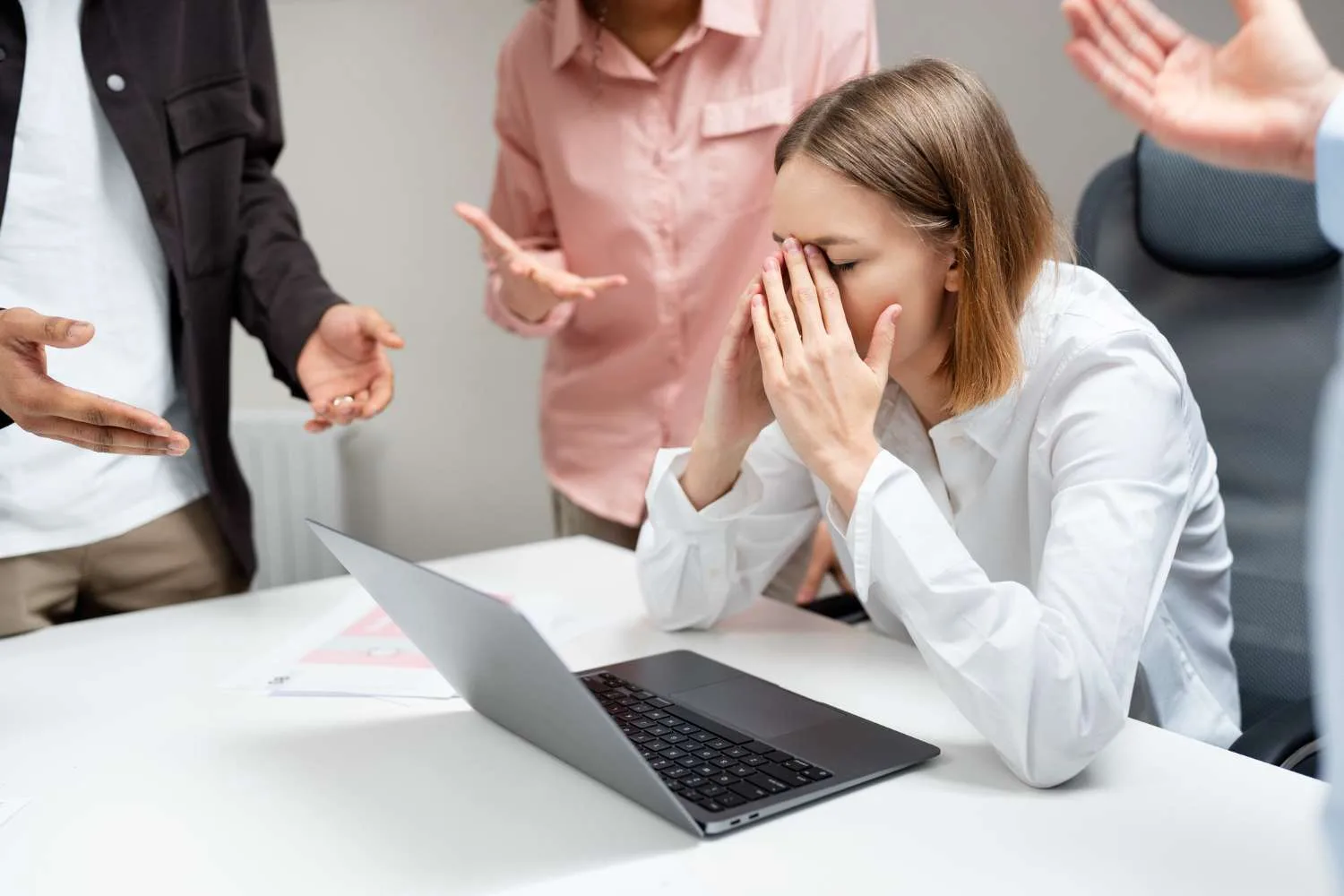 Críticas permanentes, que tu jefe no te deje hablar y más: Estas conductas serán consideradas acoso laboral