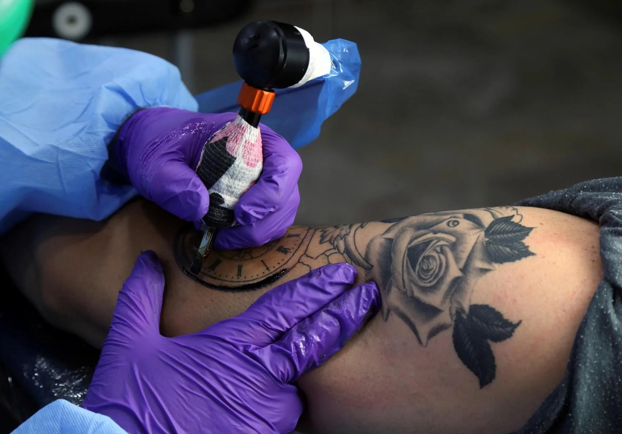 Estudio Vincula Tatuajes con Mayor Riesgo de Linfoma: Expertos Piden Más Investigación
