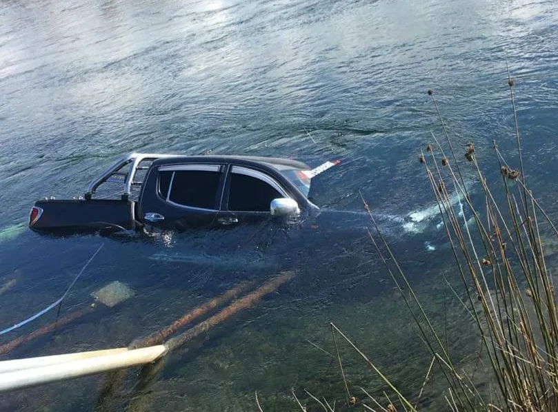 Continúa Búsqueda de Mujer que Cayó en Camioneta al Río San Pedro en Los Lagos