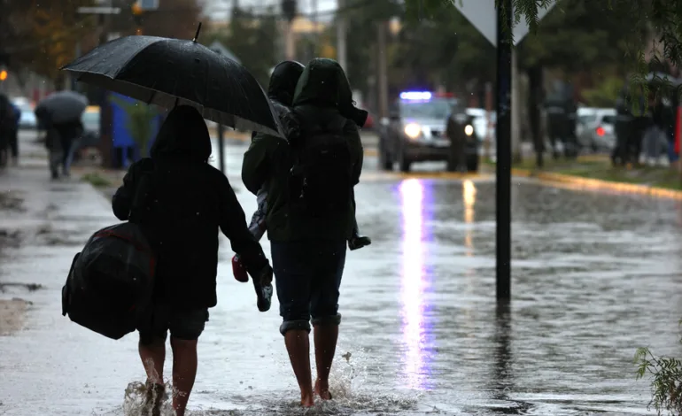 Comienzo de Invierno con Lluvias en la Región Metropolitana: Se Pronostican 60 Milímetros entre Viernes y Sábado