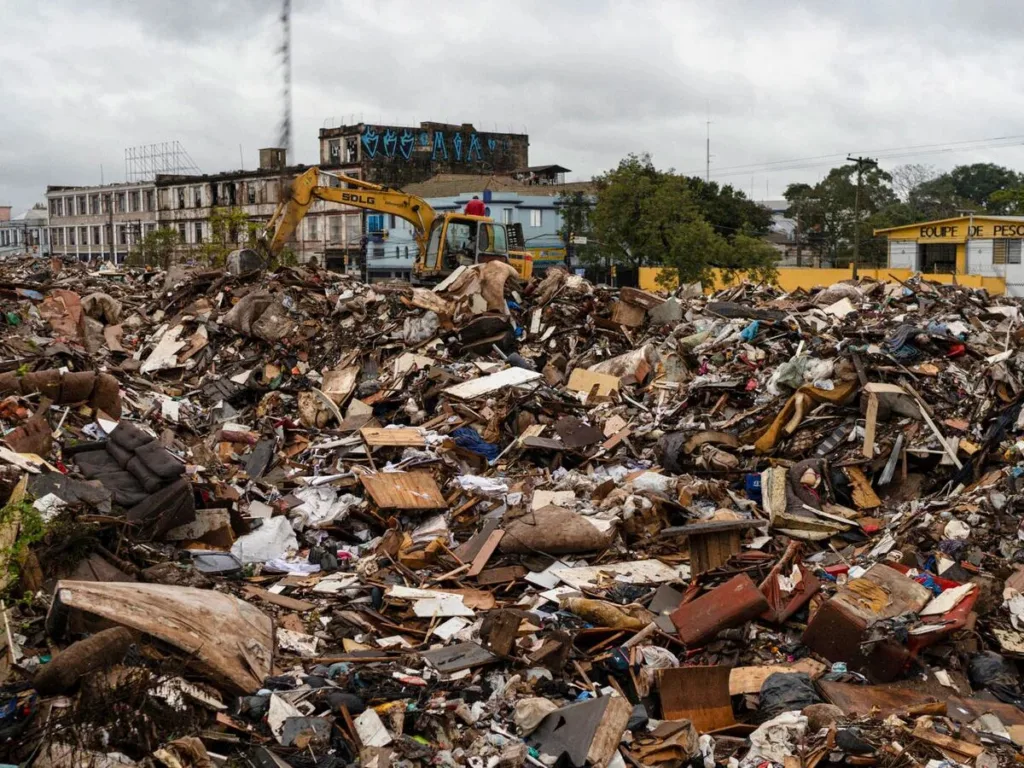Retiran Miles de Toneladas de Basura de Porto Alegre Tras las Inundaciones