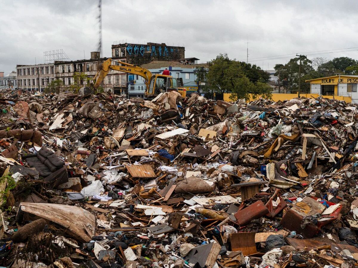 Retiran Miles de Toneladas de Basura de Porto Alegre Tras las Inundaciones