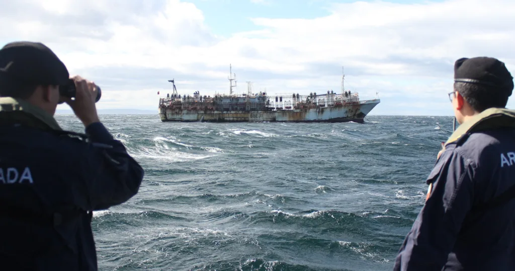 Armada y Sernapesca Unen Esfuerzos para Vigilar Flota Extranjera en Zona Económica Exclusiva