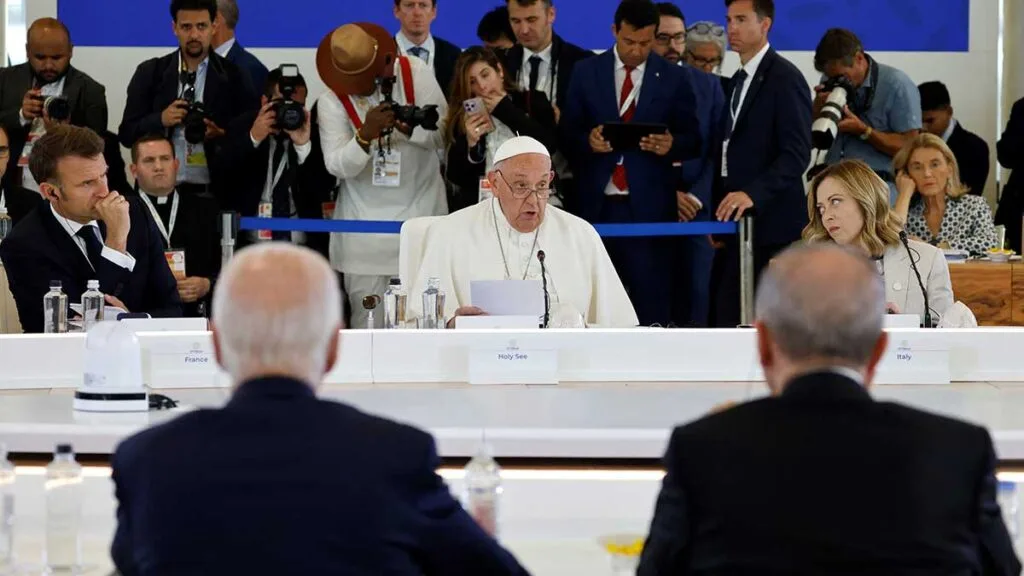 Papa Francisco llama a la ética en la Inteligencia Artificial y pide la prohibición de armas autónomas en la cumbre del G7