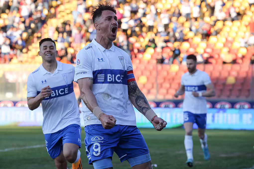 Universidad Católica vence a Ñublense con penal en los descuentos y se acerca al liderato