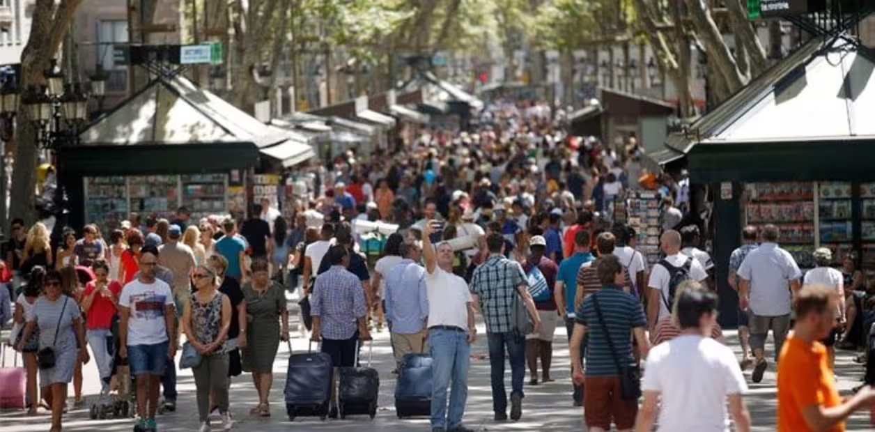 La Sobrecarga del Turismo Masivo: El Desgaste de Europa
