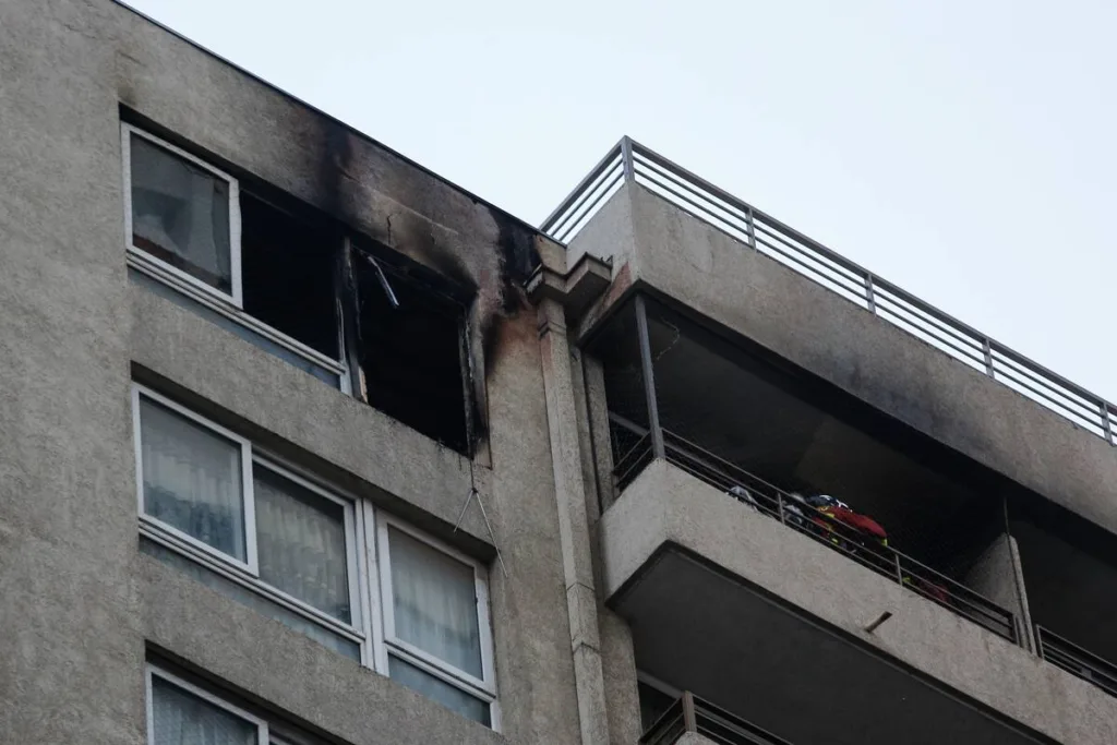 Incendio en edificio del centro de Santiago deja un adulto mayor afectado y 300 personas evacuadas