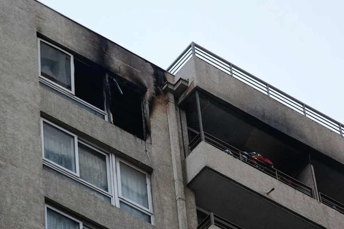 Incendio en edificio del centro de Santiago deja un adulto mayor afectado y 300 personas evacuadas