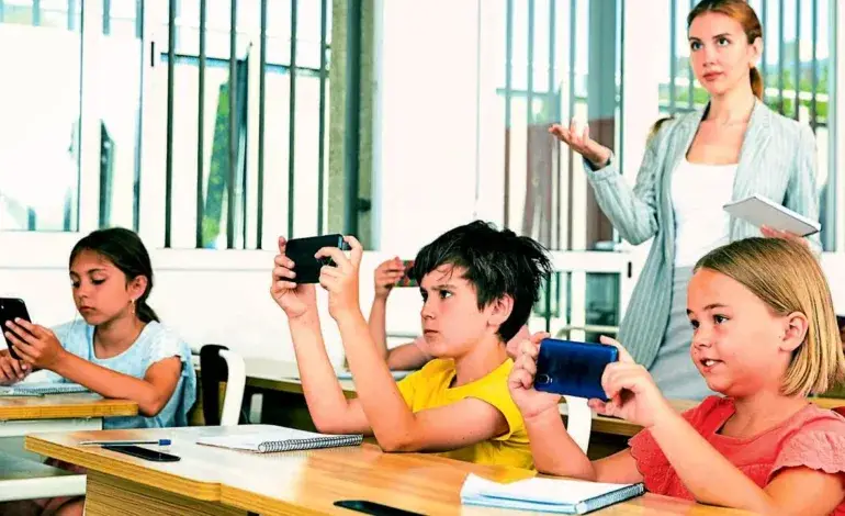 Cataldo apoya prohibición de celulares en colegios de Las Condes para algunos niveles