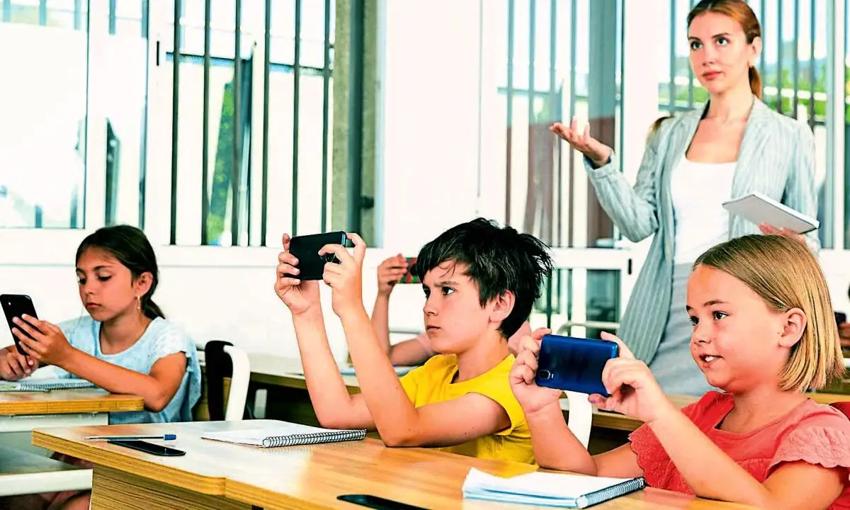 Cataldo apoya prohibición de celulares en colegios de Las Condes para algunos niveles