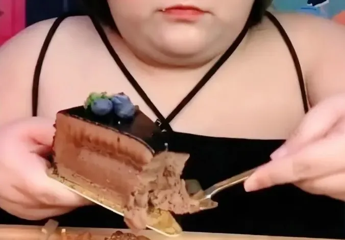 Fallece influencer china tras un reto de comida extrema en vivo