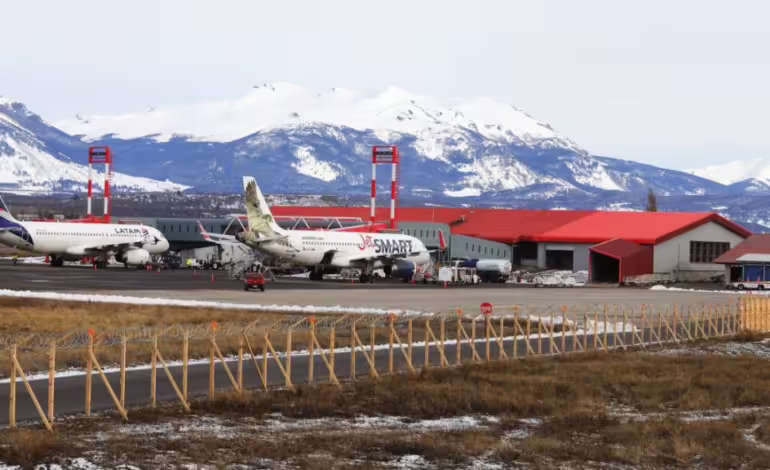 Desastre en el Aeropuerto Balmaceda: Pasajeros Atrapados por Falta de Tecnología