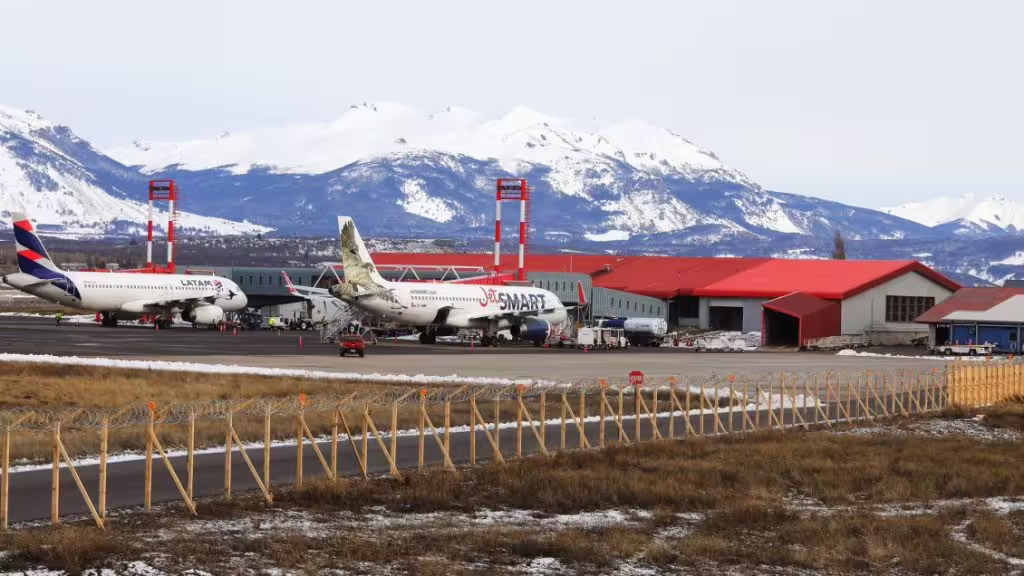 Desastre en el Aeropuerto Balmaceda: Pasajeros Atrapados por Falta de Tecnología