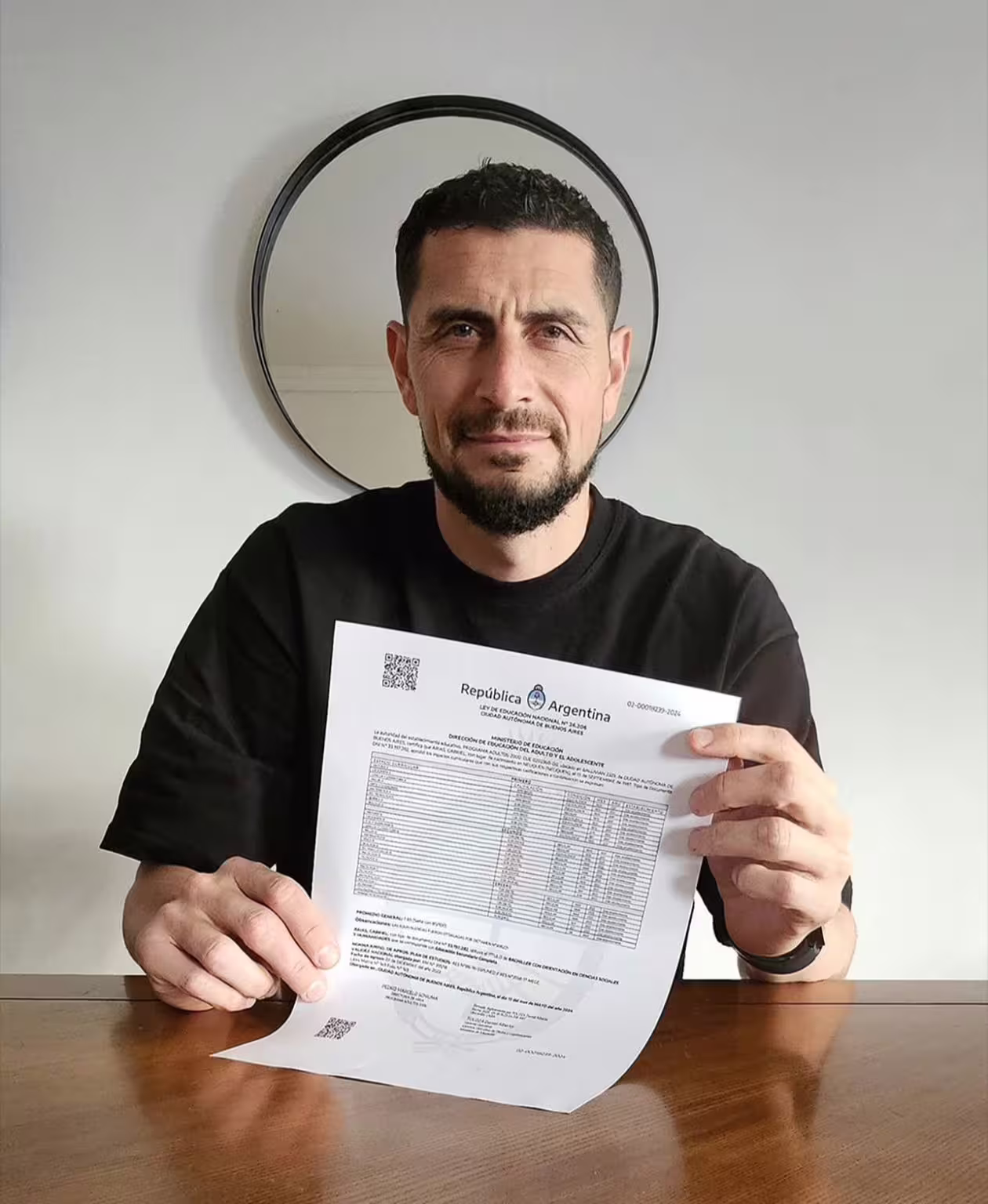 Gabriel Arias culmina su educación media tras 20 años: “Nunca es tarde para volver a estudiar”