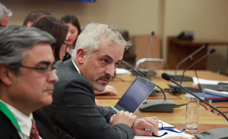 Críticas al Director de Migraciones por Permiso de Trabajo Otorgado a Detenido: Diputados Exigen Respuestas Más Claras