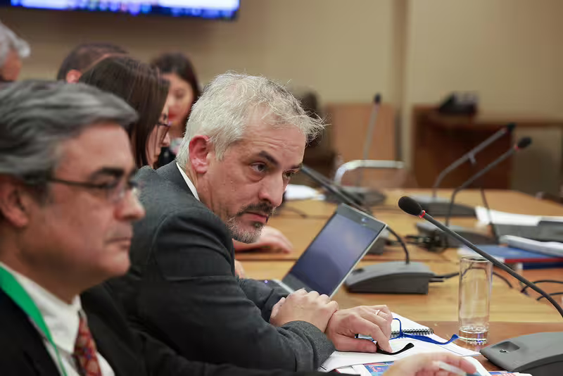 Críticas al Director de Migraciones por Permiso de Trabajo Otorgado a Detenido: Diputados Exigen Respuestas Más Claras