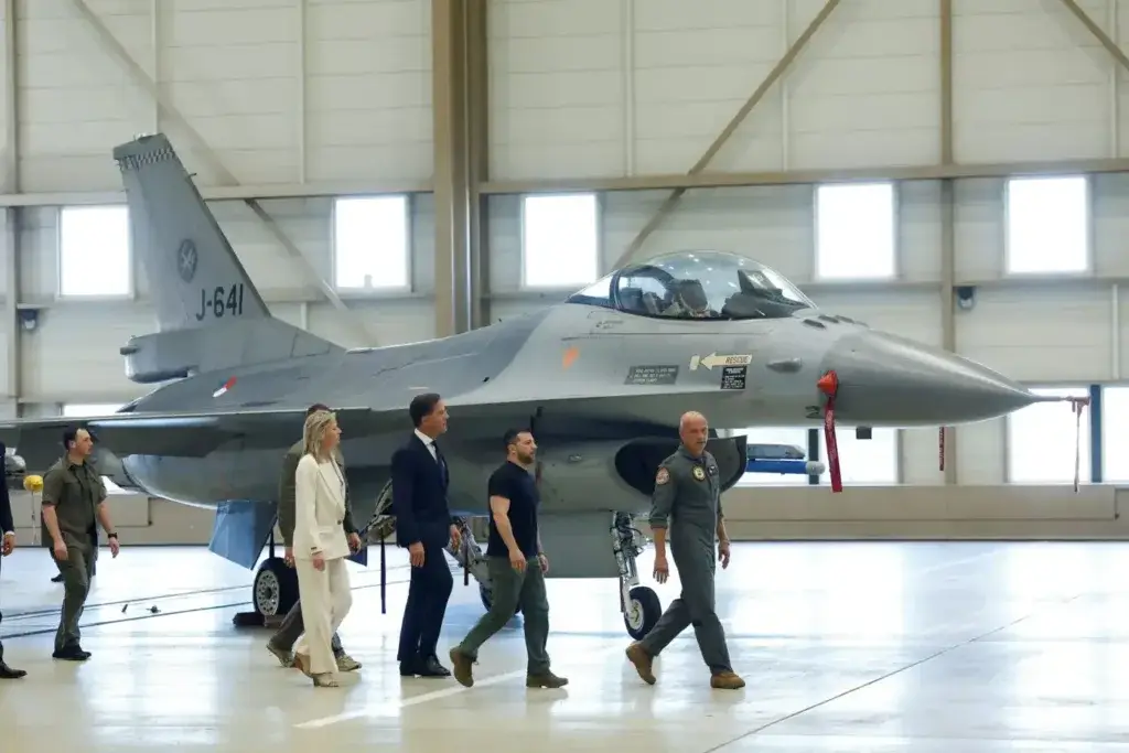 OTAN comienza el envío de aviones de combate F-16 a Ucrania