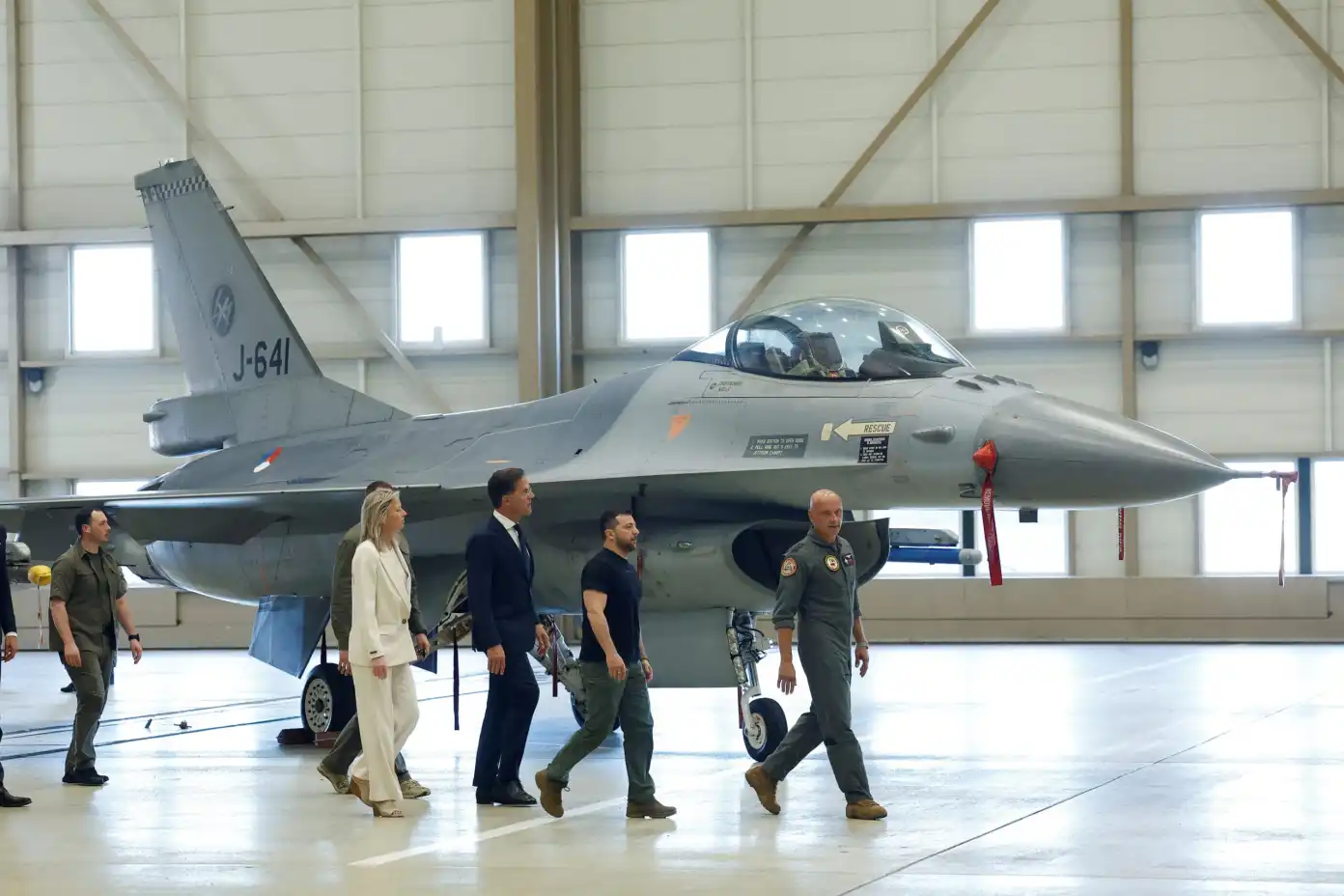OTAN comienza el envío de aviones de combate F-16 a Ucrania