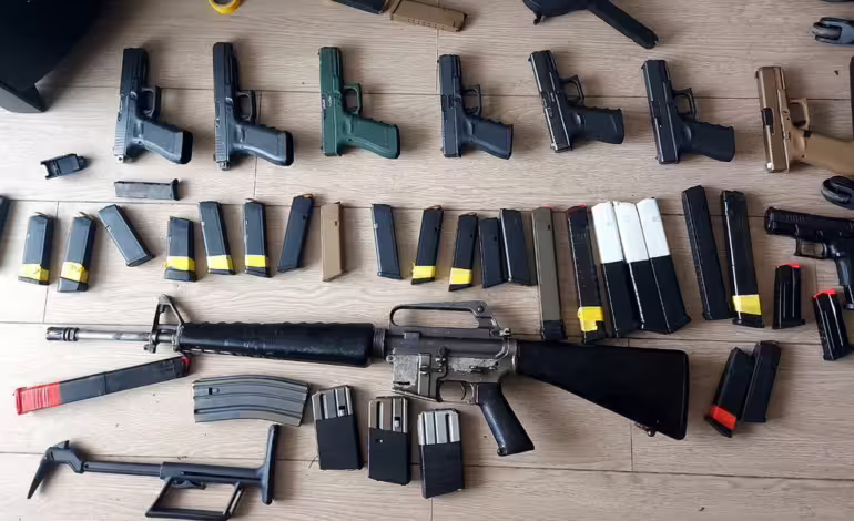 Arsenal de Armas y Explosivos Incautados en Allanamientos en Santiago