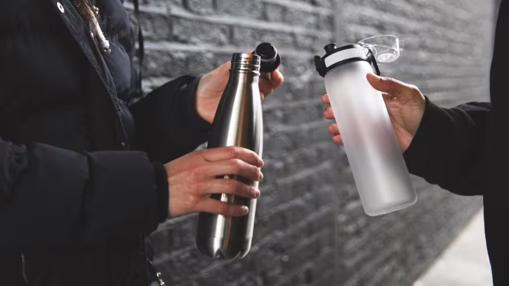 La importancia de la limpieza regular de las botellas de agua: Pueden ser más sucias que un inodoro