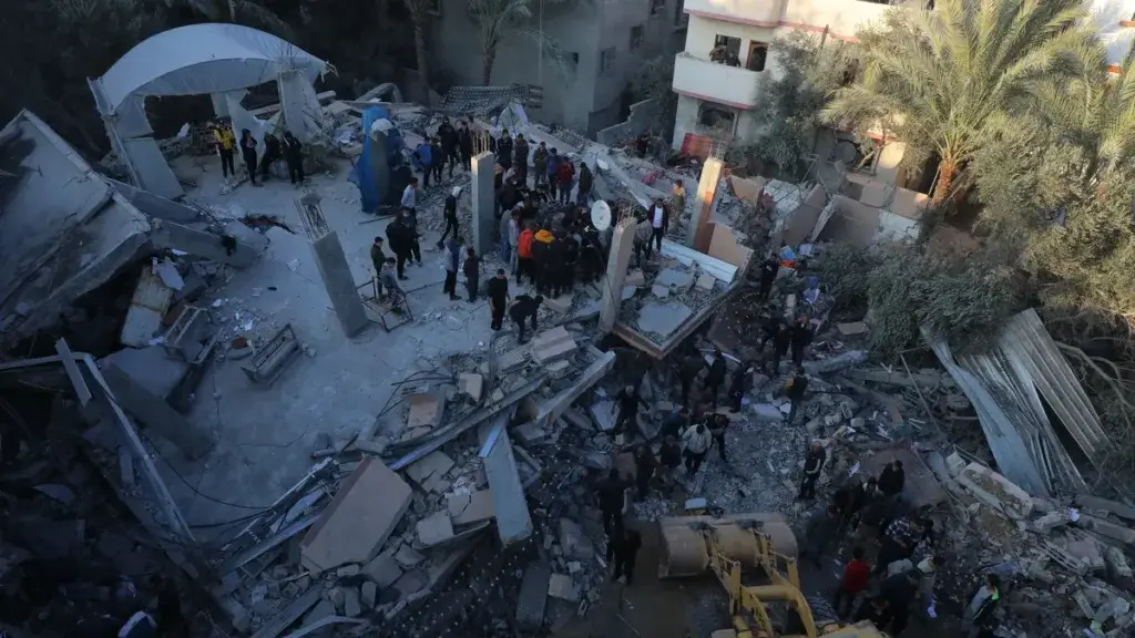 Ataques Israelíes en Gaza Dejan Decenas de Muertos en Medio de Conversaciones de Tregua