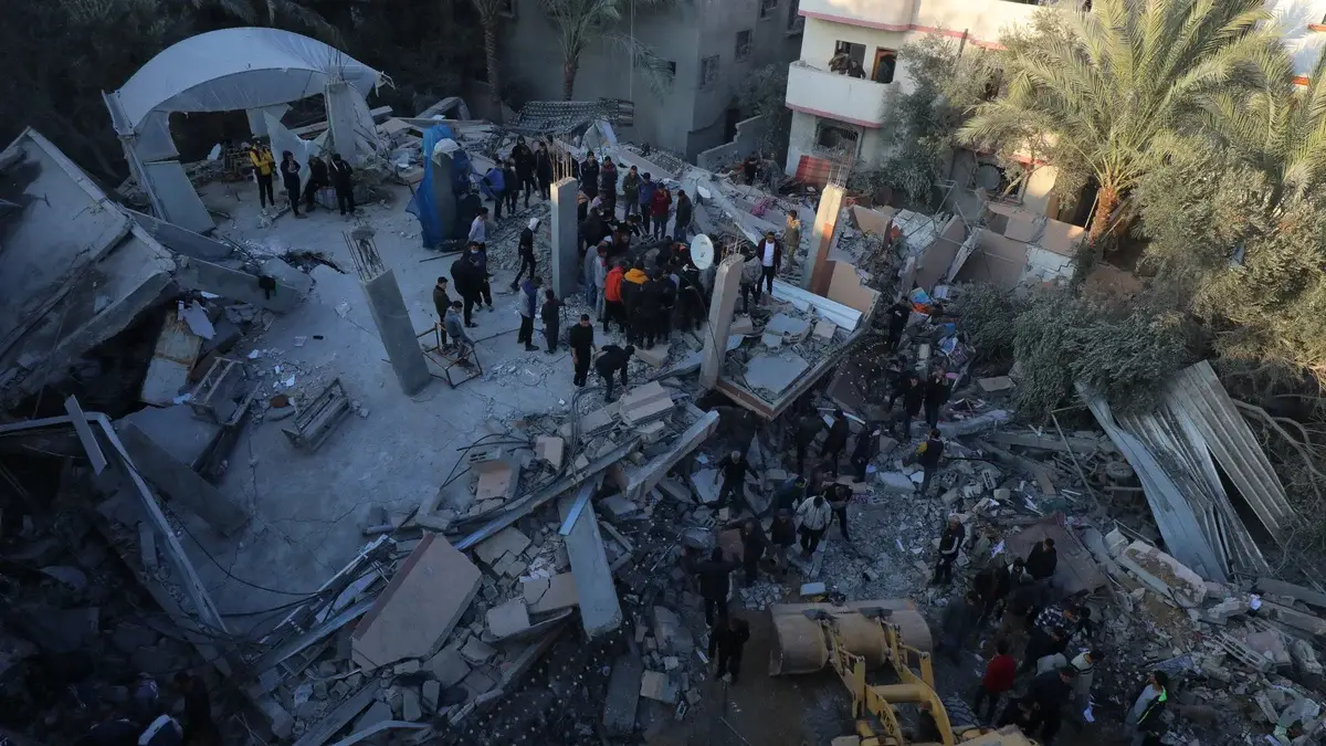 Ataques Israelíes en Gaza Dejan Decenas de Muertos en Medio de Conversaciones de Tregua
