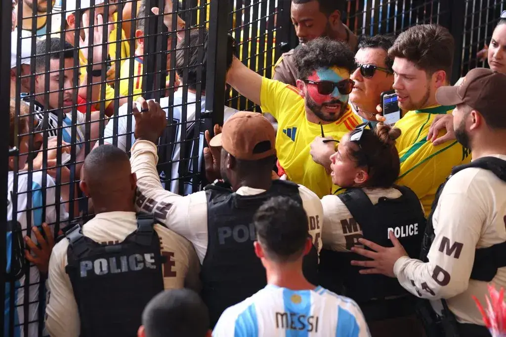 Conmebol destaca «éxito» del torneo y culpa a autoridades por incidentes en final de Copa América