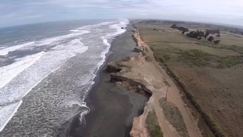 Erosión amenaza con hacer desaparecer 10 playas en Chile en la próxima década
