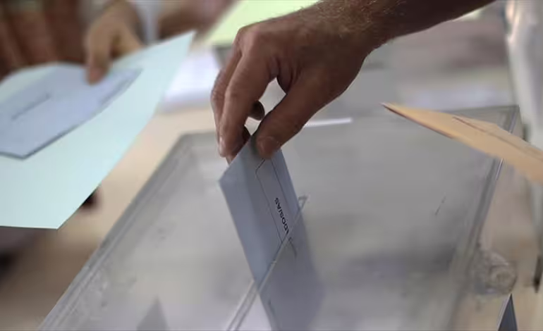 Encuesta Black & White: 65% considera que eliminar sanciones por no votar es un «voto voluntario disfrazado»