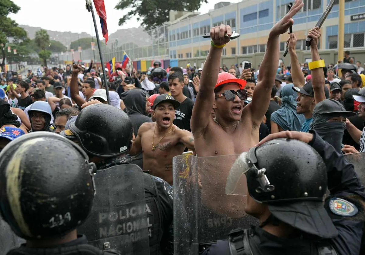 Un Joven Muere en Protestas Contra el Fraude Electoral en Venezuela