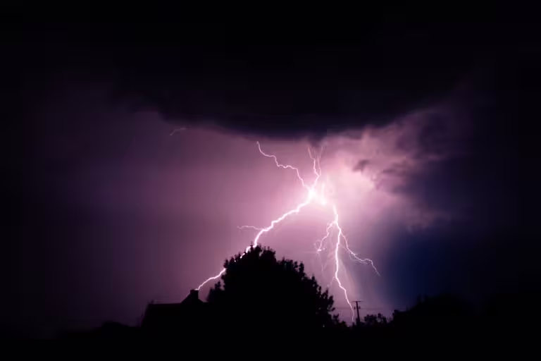 Senapred extiende Alerta Temprana Preventiva a toda la Región Metropolitana por vientos, tormentas eléctricas y granizos