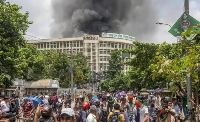 Bangladesh en crisis: Manifestantes asaltan y destruyen edificios gubernamentales tras renuncia y huida de la primera ministra