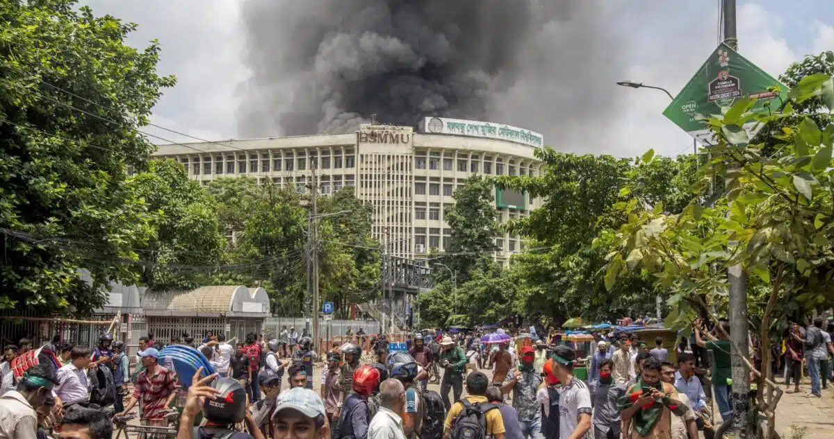 Bangladesh en crisis: Manifestantes asaltan y destruyen edificios gubernamentales tras renuncia y huida de la primera ministra