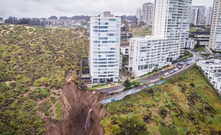 Viña del Mar: Socavón del edificio Miramar está completamente rellenado, y tránsito en Av. Borgoño será regulado